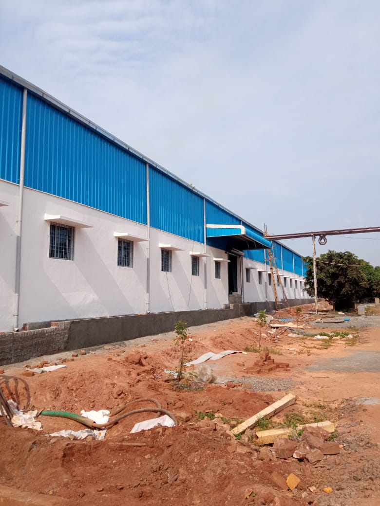 Long-span warehouse with finished façade