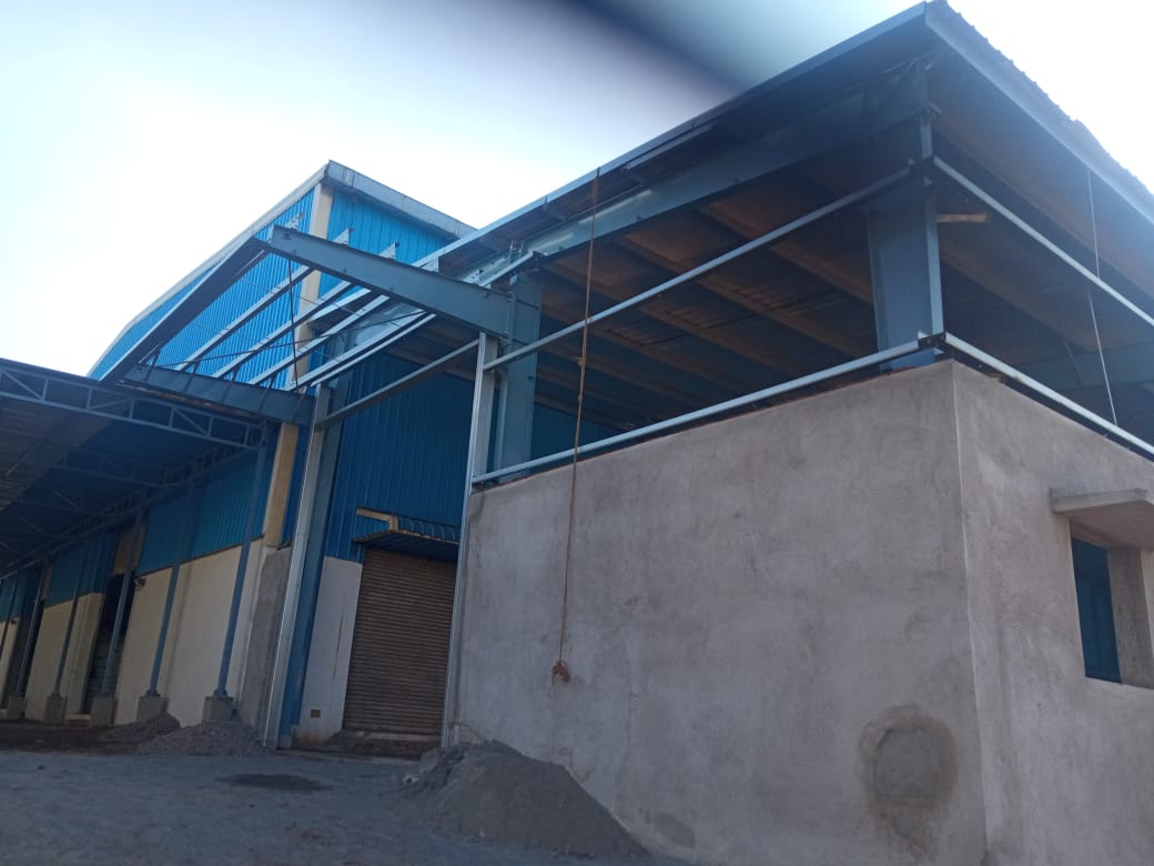 Multi-bay portal frame erection